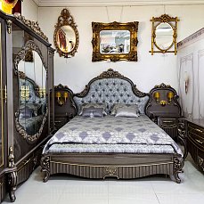Спальня Шарлиз комплект: кровать 180х200 с мягким изголовьем + 2 тумбы прикроватные + стол туалетный с зеркалом + пуф + шкаф 6 дверный с зеркалом
