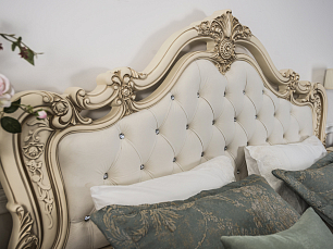 Спальня Мона Лиза комплект: кровать 180х200 с мягким изголовьем + 2 тумбы прикроватные + туалетный стол с зеркалом + пуф + шкаф 4 дверный с зеркалом крем
