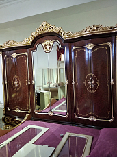 Спальня Версаль комплект: кровать 180х200 + 2 тумбы прикроватные + стол туалетный с зеркалом + пуф + шкаф 6 дверный с зеркалом орех с золотом