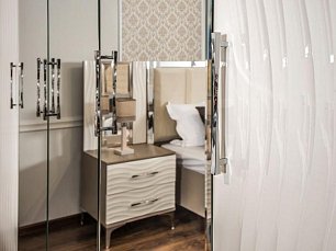 Спальня Гравита комплект: кровать 180х200 + тумба прикроватная (2шт.) + панель для прикроватной тумбы c зеркалом (2шт.) + туалетный стол + зеркало + пуф + шкаф 5 дверный белый глянец