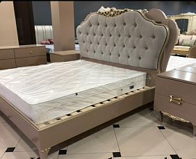 Спальня Вайнона комплект: кровать 200х200 с мягким изголовьем + 2 тумбы прикроватные + комод с зеркалом + пуф