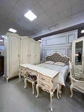 Спальня Бьянка комплект: кровать 180х200 с мягким изголовьем + 2 тумбы прикроватные + стол туалетный с зеркалом + шкаф 4 дверный + пуф